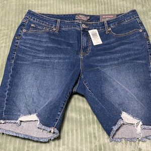 Torrid NWT Bermuda shorts 16